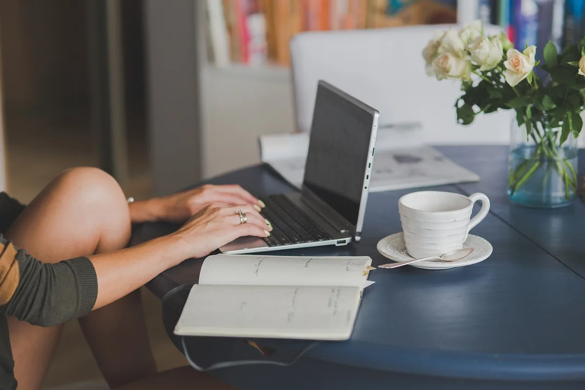 Carnet et ordinateur sur un bureau montrant la planification d'un site web