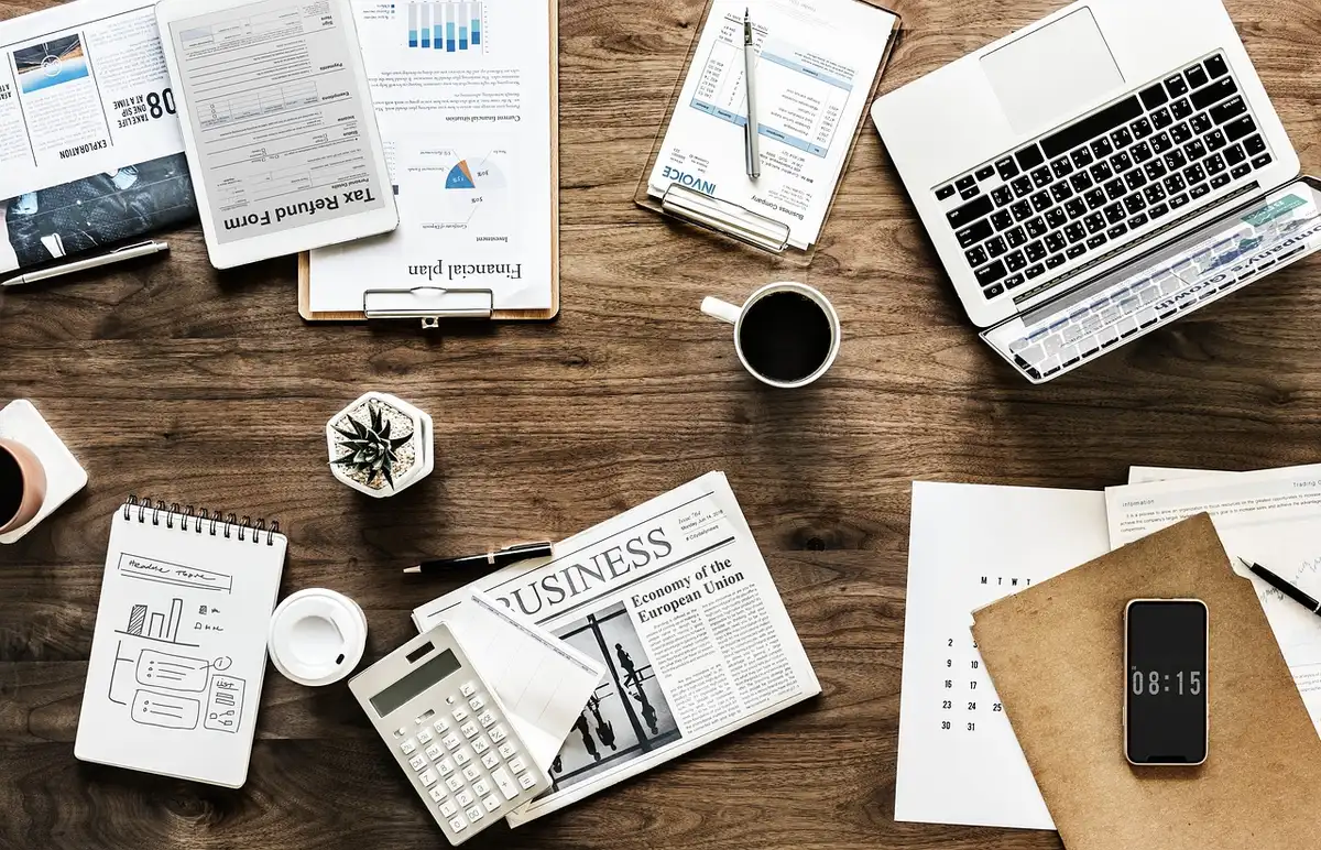 Personne utilisant un ordinateur portable avec des outils logiciels sur l'écran, dans un environnement professionnel