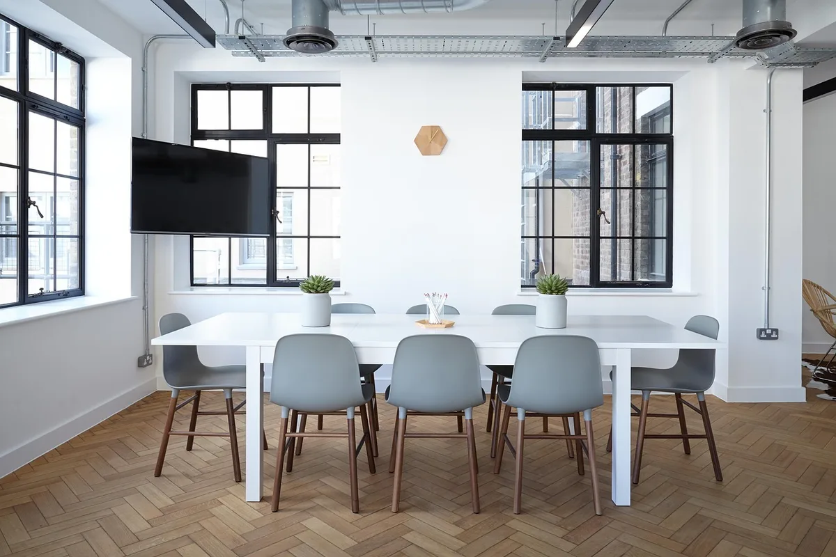 Petite équipe dans un bureau local discutant autour d'une table