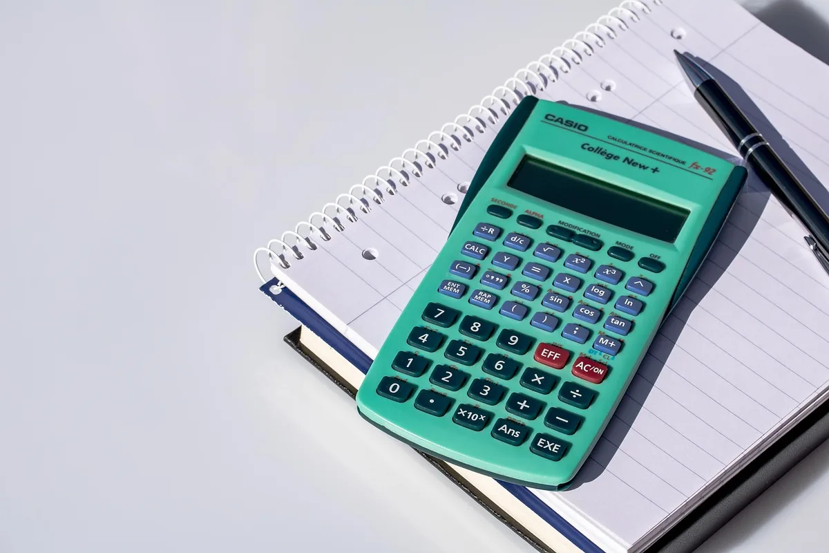 Calculatrice et simulation de prêt montrant l'impact d'une remise de 5 %