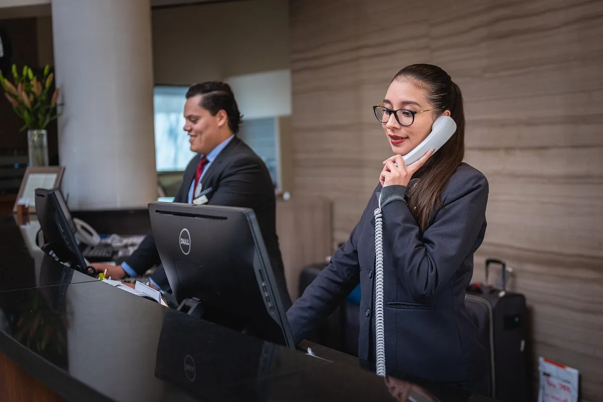 Fiche profil client et notes posées sur un bureau lumineux