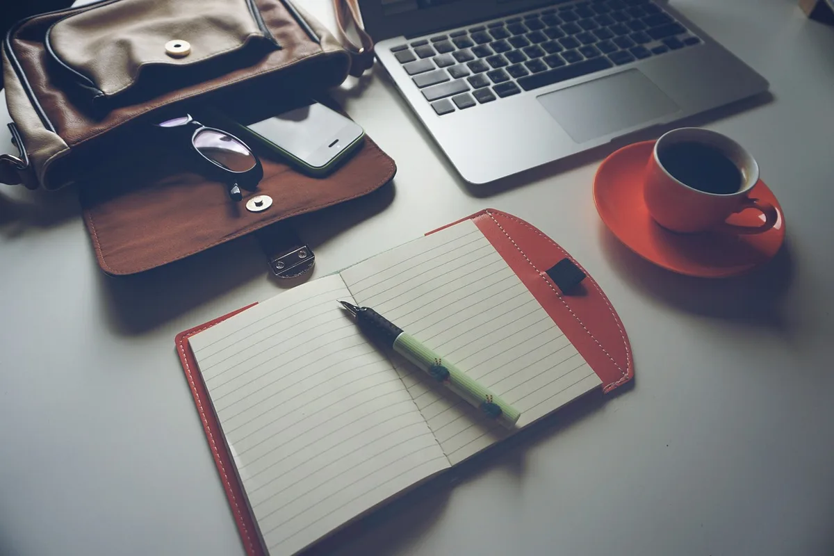 Smartphone affichant une notification marketing posé sur un bureau