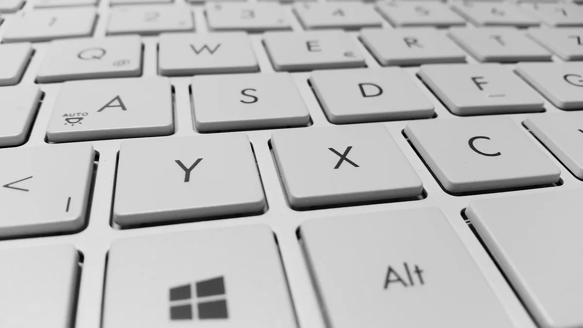 Main écrivant un message court sur smartphone avec clavier visible