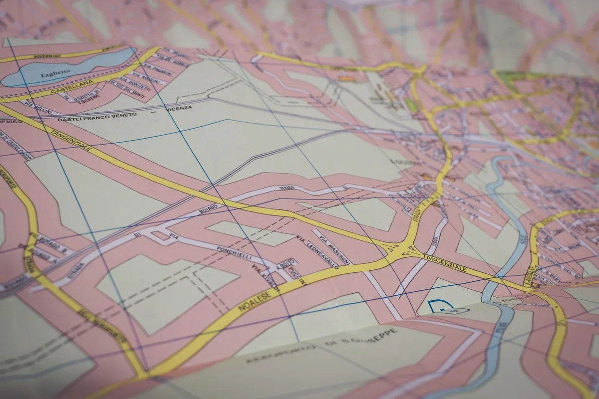 Technicien tenant un plan de cartographie des usages énergétiques d'un site