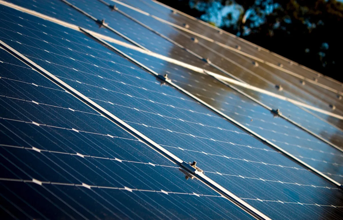 Panneaux photovoltaïques et batteries de stockage sur un toit d'entreprise