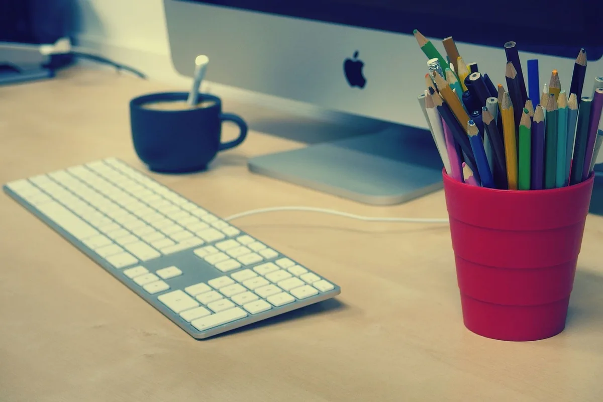 Plan de site imprimé posé sur un bureau avec notes
