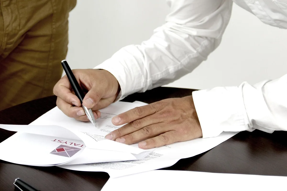 Documents juridiques et mains tenant des papiers expliquant la protection du patrimoine