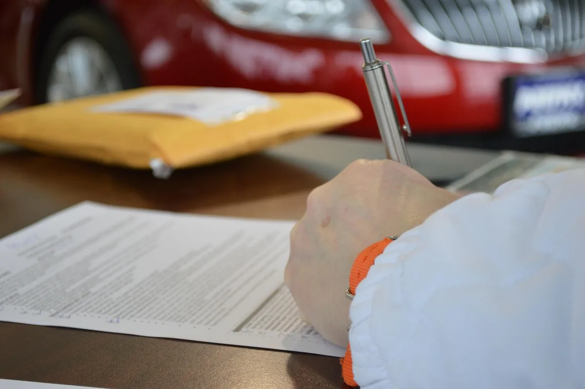 Documents juridiques et contrat sur un bureau en journée