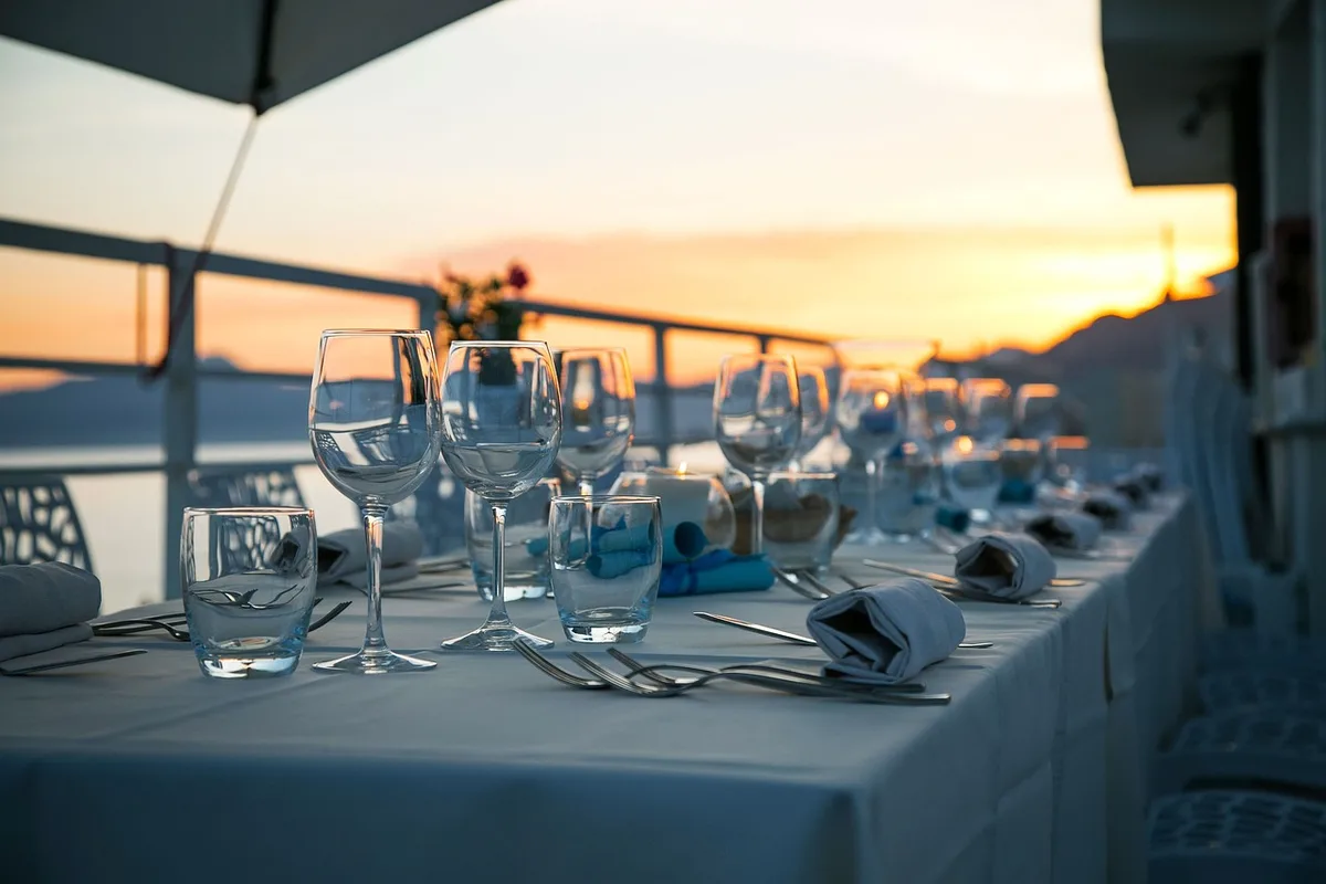 Mains tenant des factures et un smartphone sur une table