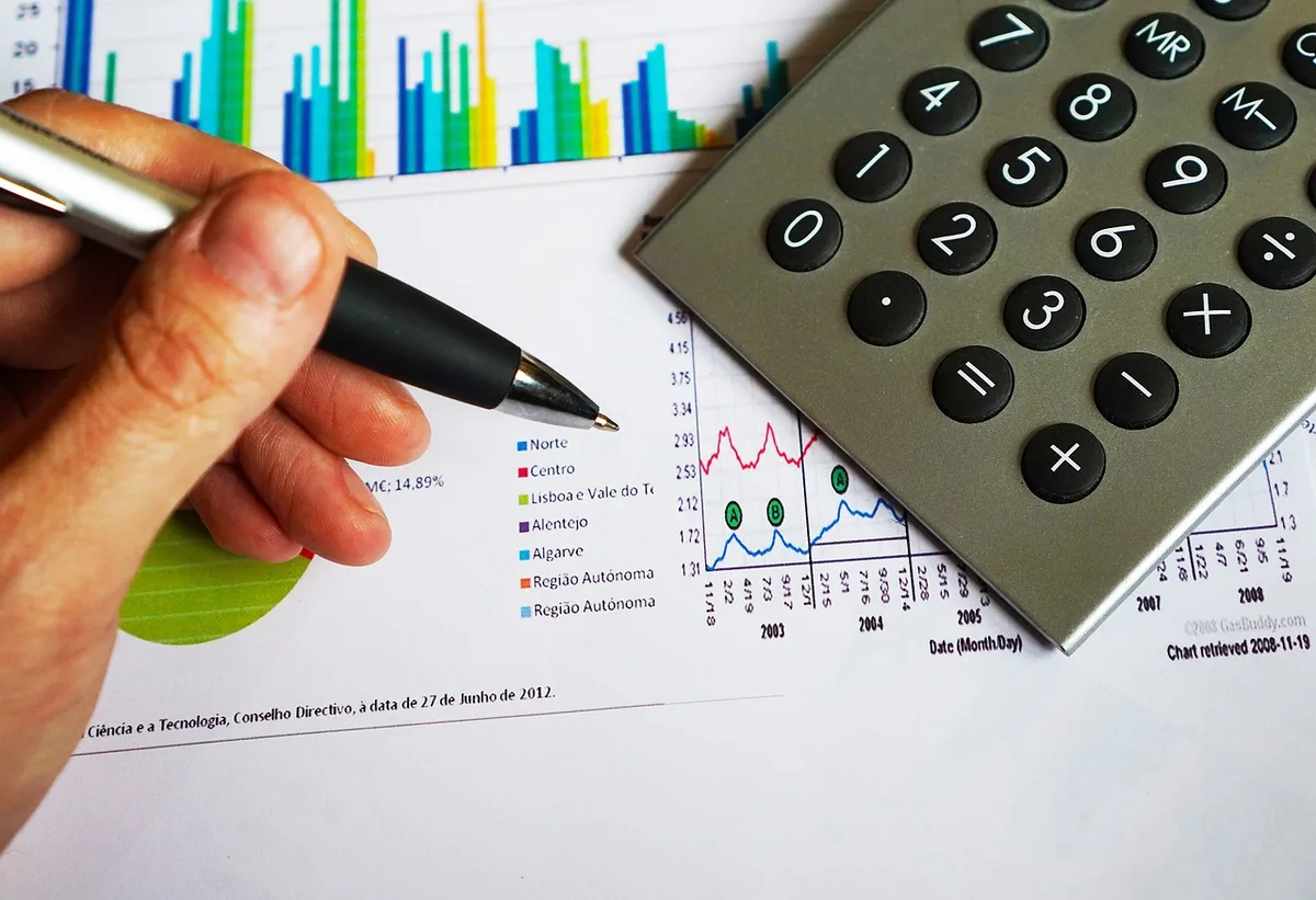 Documents financiers et calculatrice pour vérifier la solvabilité d'un locataire