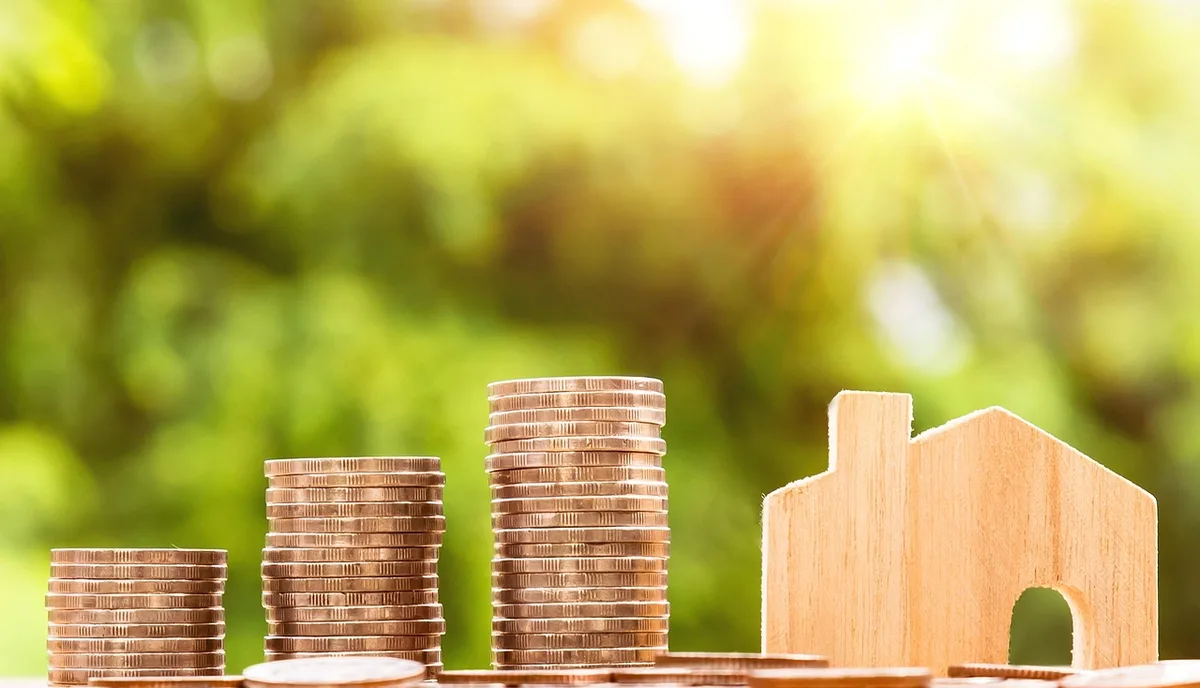 Clés posées sur un contrat de prêt avec une calculatrice
