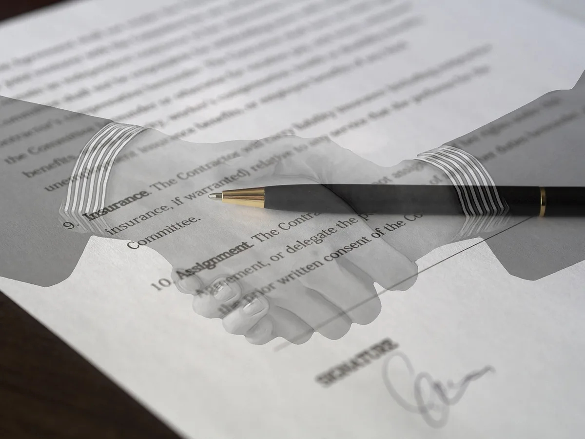 Personne classant des dossiers juridiques sur un bureau avant consultation