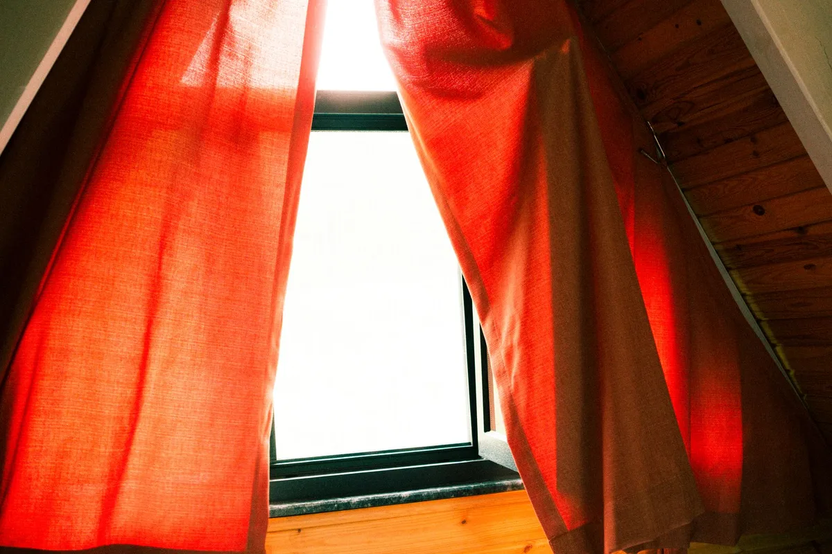 Isolation des combles en cours avec matériaux et outil au soleil