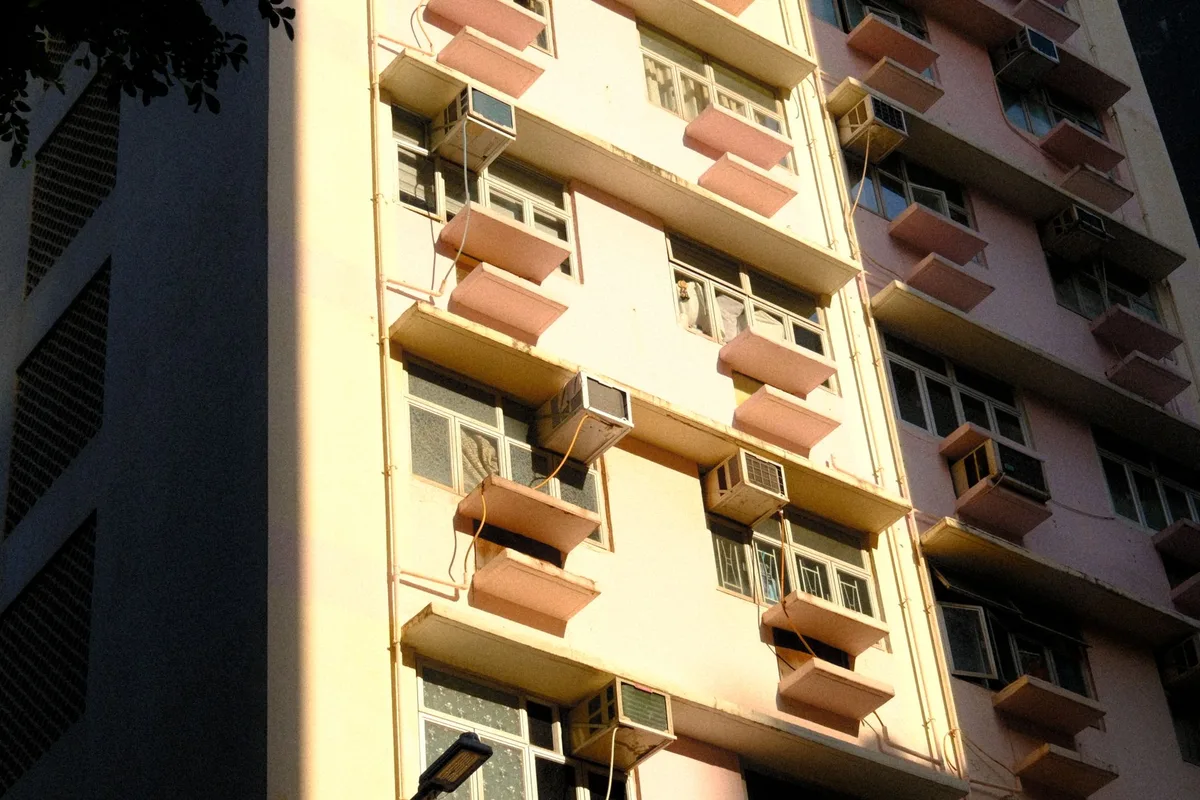 Couloir d'un logement ancien avec étiquette énergétique F ou G affichée sur dossier