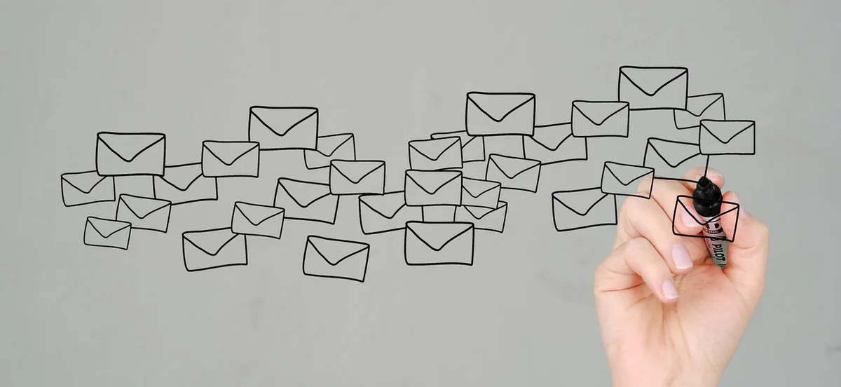Tablette affichant segments clients et listes d'email pour campagne
