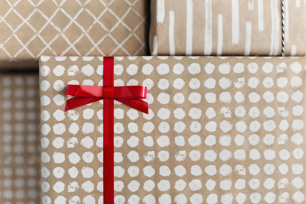 Boîtes-cadeaux empilées prêtes à expédier sur une table