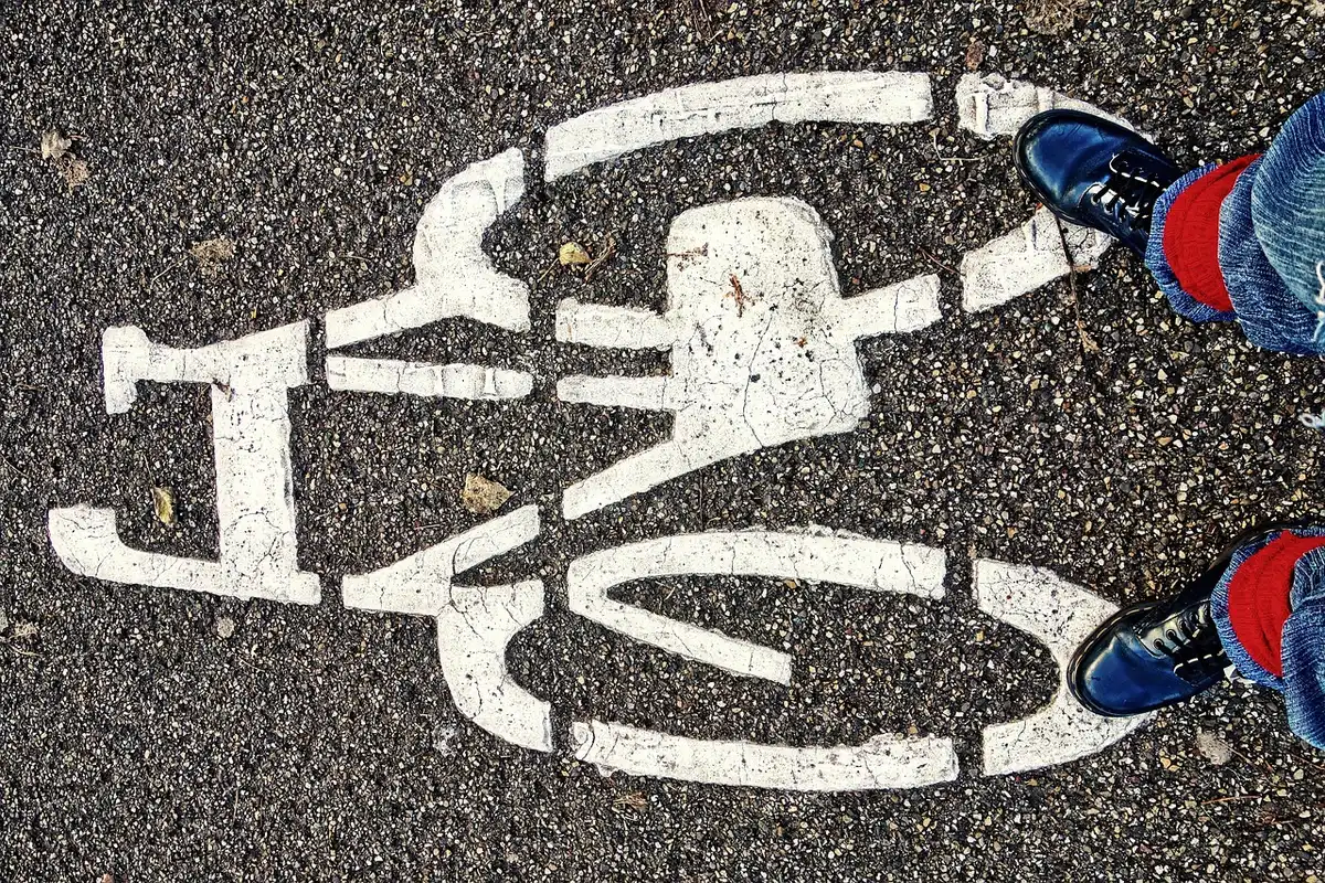 Piste cyclable en ville avec cycliste et piétons dans la journée