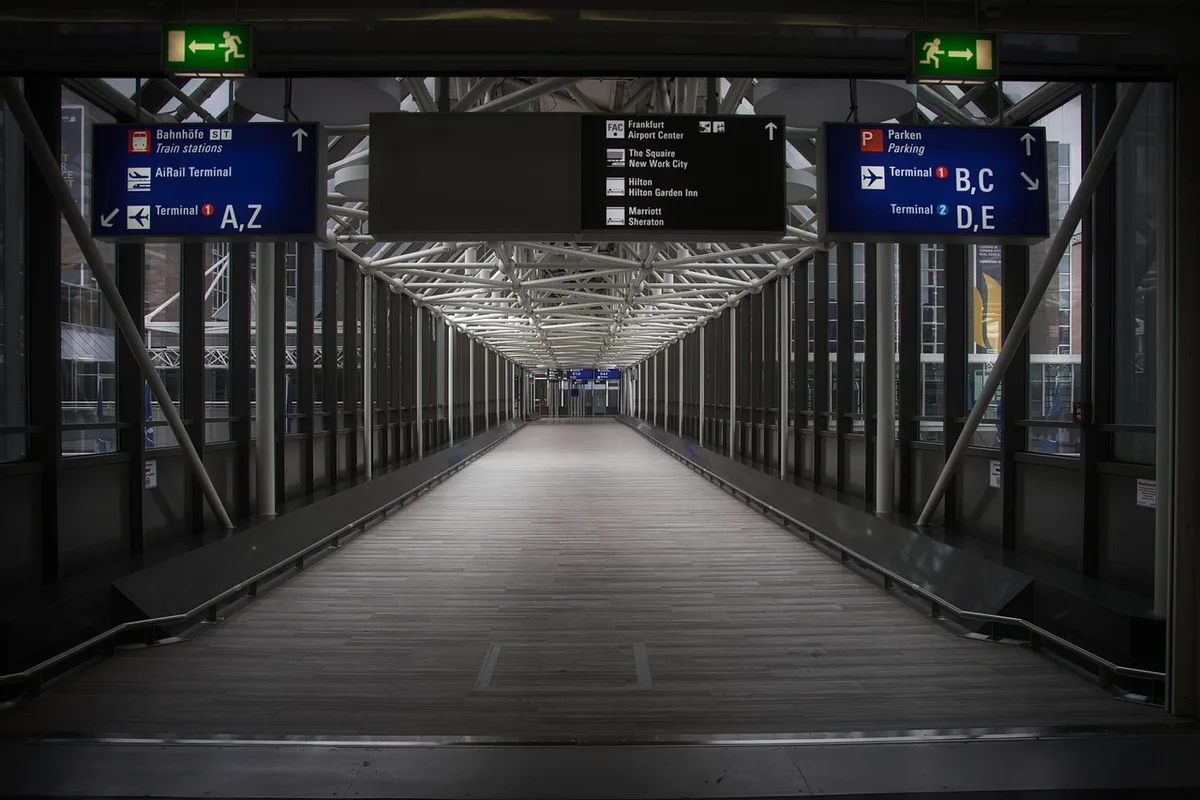 Panneaux d'information multimodale dans une gare ou arrêt en plein jour