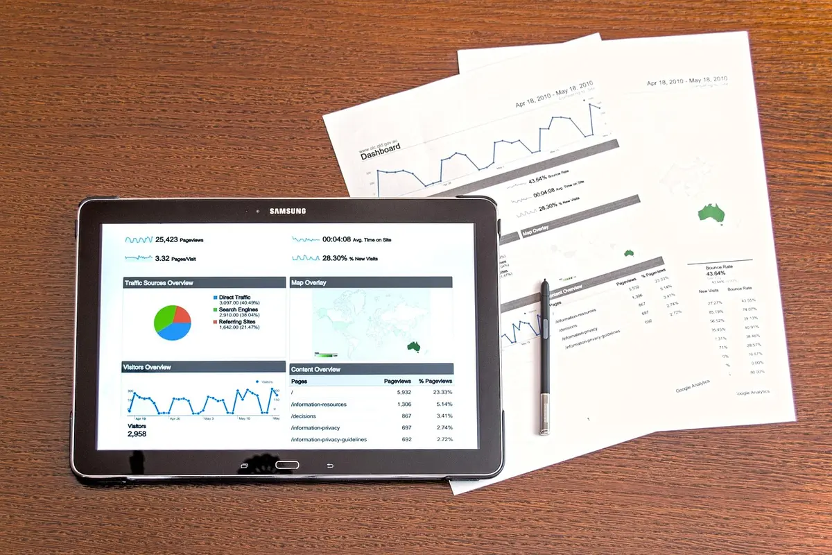 Tablette montrant des KPI de flotte (consommation, kilométrage) en gros plan