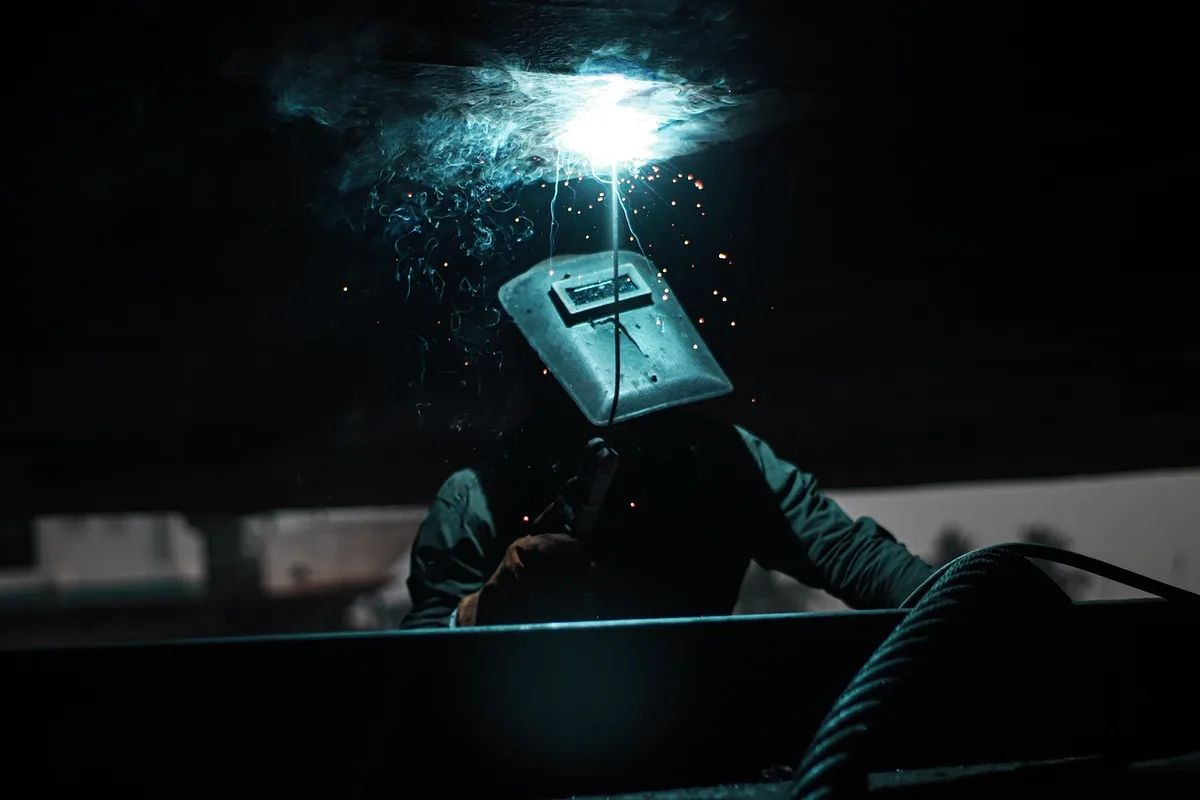 Artisan posant de l'isolation thermique dans un logement en lumière du jour