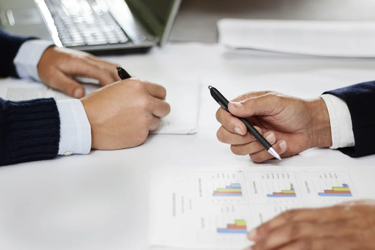 Réunion d'équipe discutant options d'export direct, indirect ou hybride